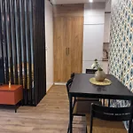 Orange With Balcony - Free Parking And Self Check-in Апартаменты *