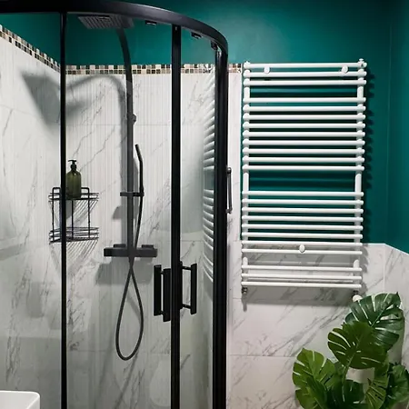 Orange With Balcony - Free Parking And Self Check-in *