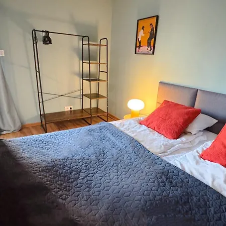 Orange With Balcony - Free Parking Apartment *