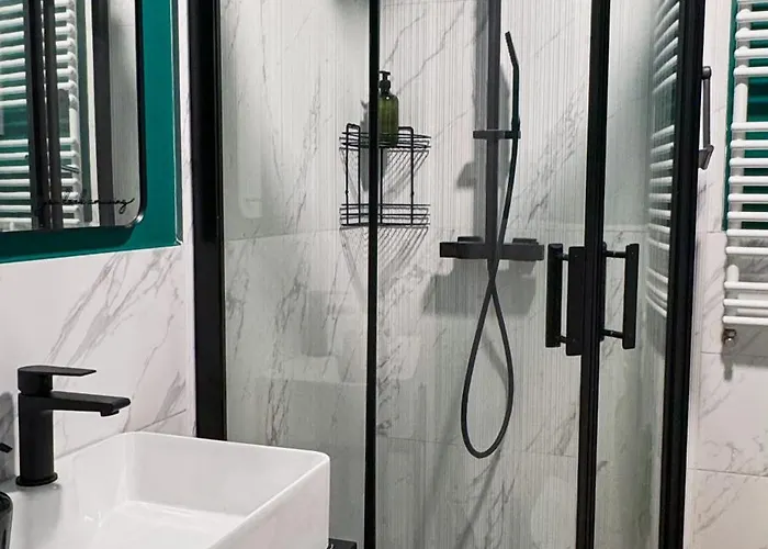 Orange With Balcony - Free Parking And Self Check-in