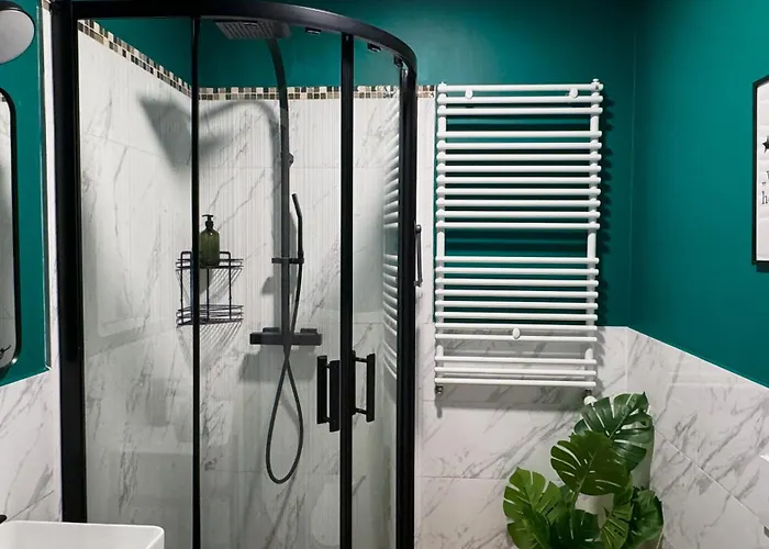 Orange With Balcony - Free Parking And Self Check-in *