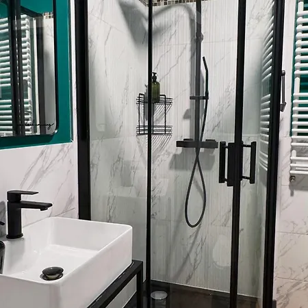 Orange With Balcony - Free Parking And Self Check-in